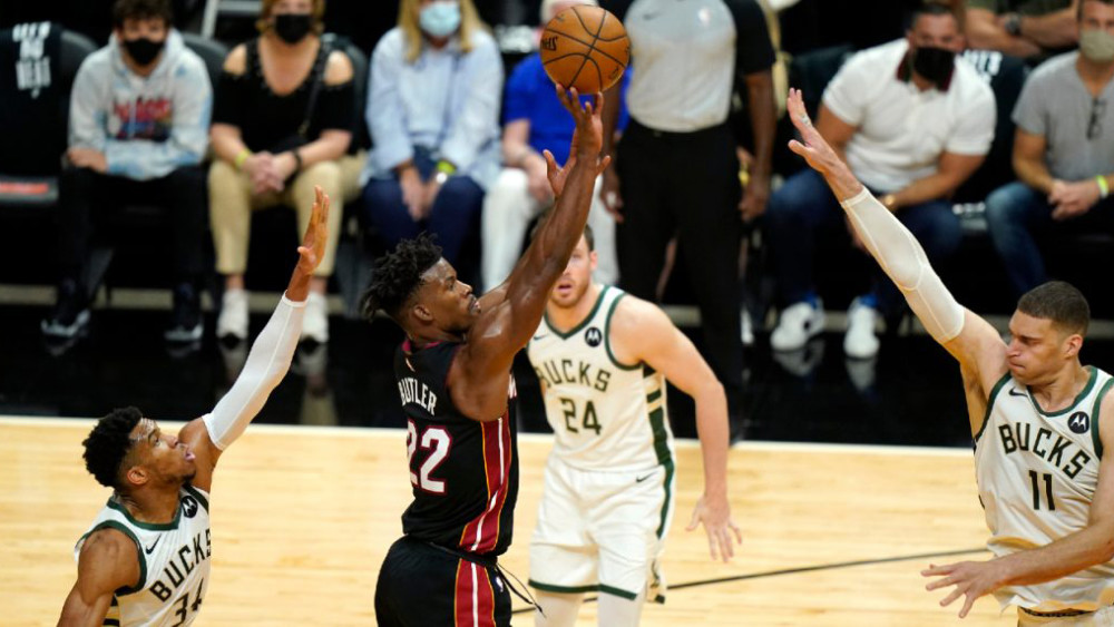  曼联争议红牌引热议，B费染红离场球队惨遭绝杀  