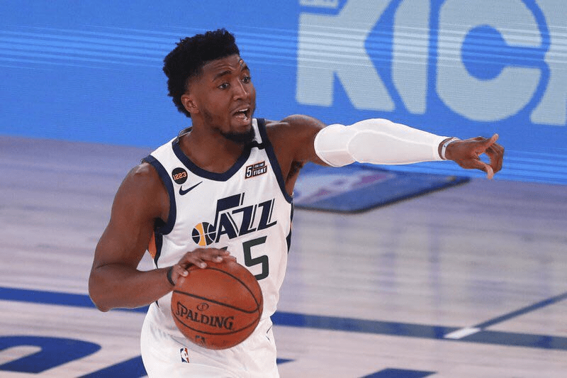  戈贝尔18篮板统治禁区，爵士轻取公牛  