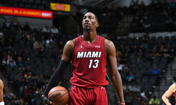 22, 阿德巴约25+18热火碾压尼克斯  