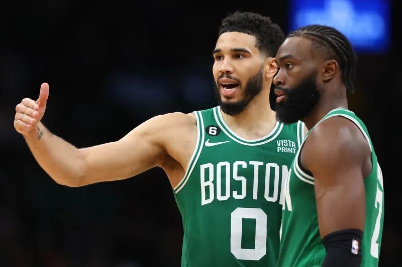  塔图姆关键抢断锁定胜局，凯尔特人双杀热火巩固前四  